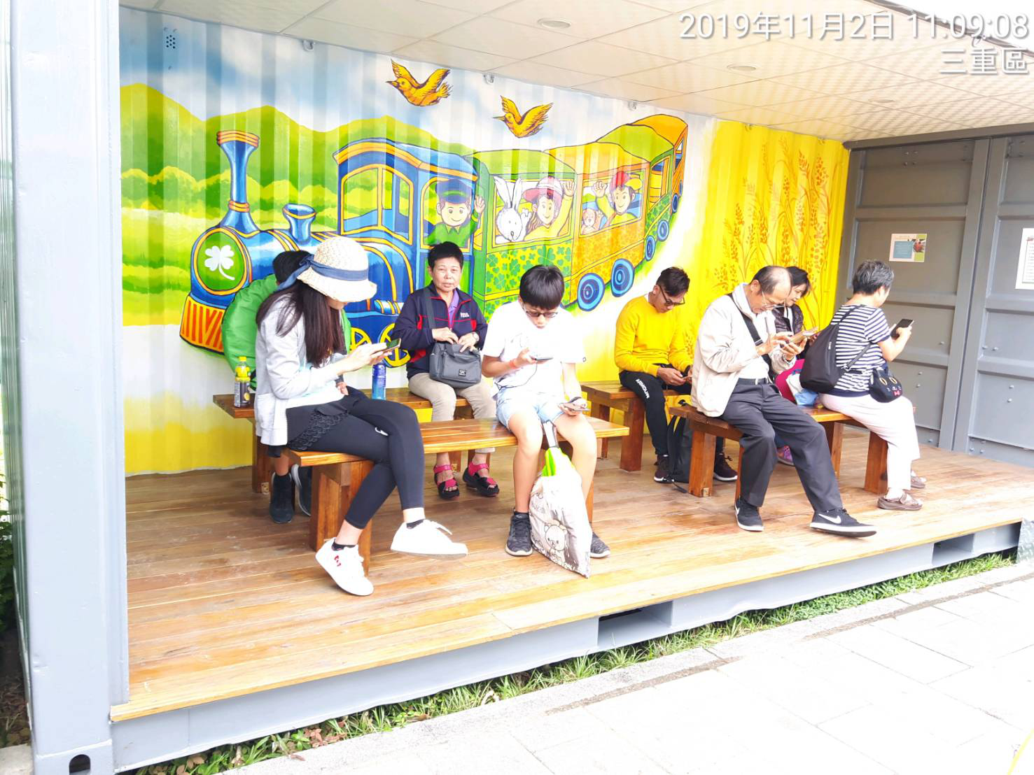 候車區提供座位供民眾舒適等車