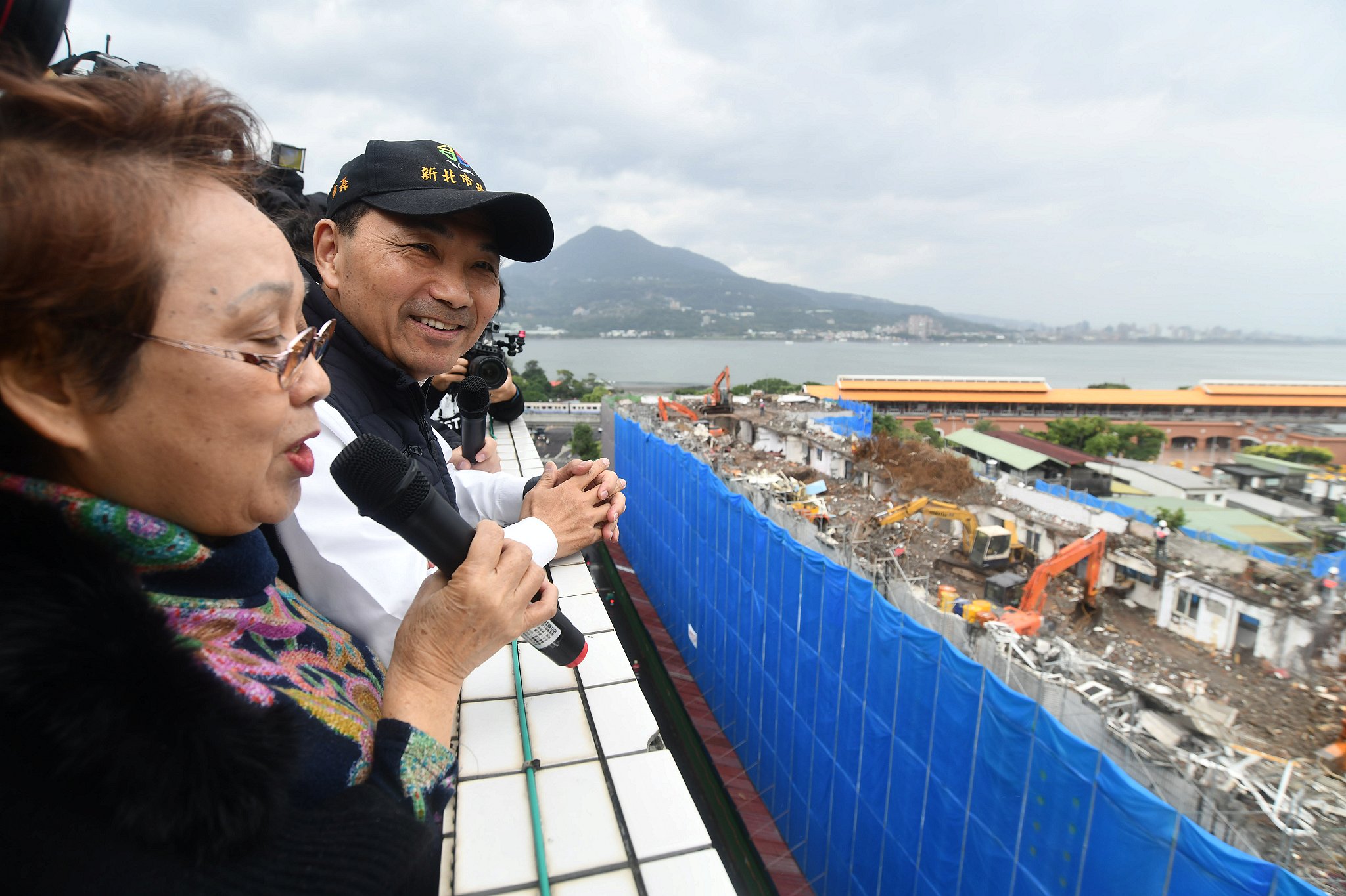 侯市長視察淡水東來大廈拆除現場