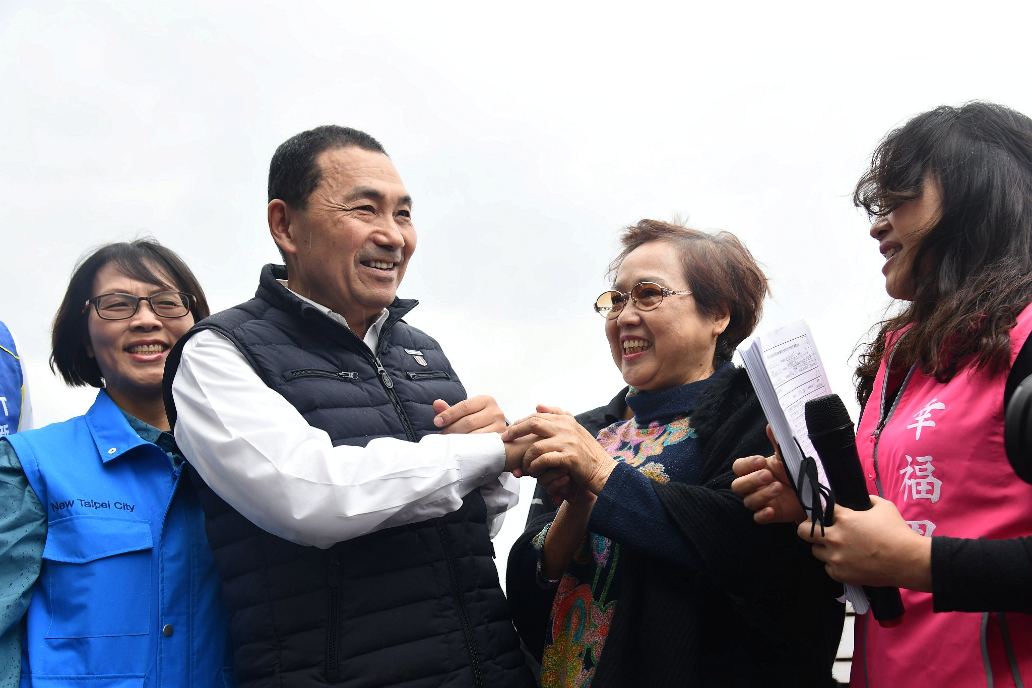 侯市長與東來大廈住戶一同關心拆除進度