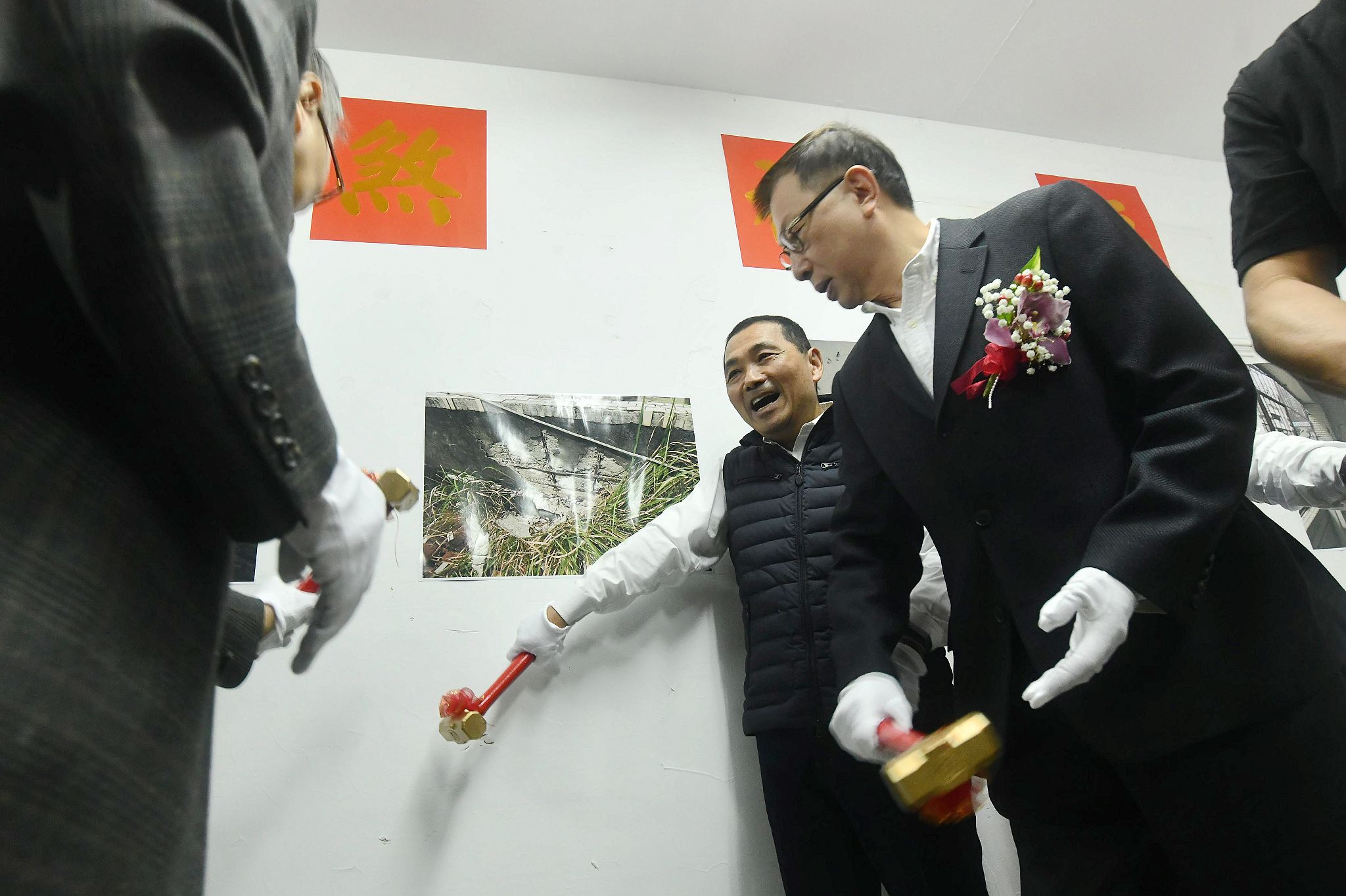 侯市長和與會貴賓進行破煞祈福儀式，祈求拆除順利施工平安