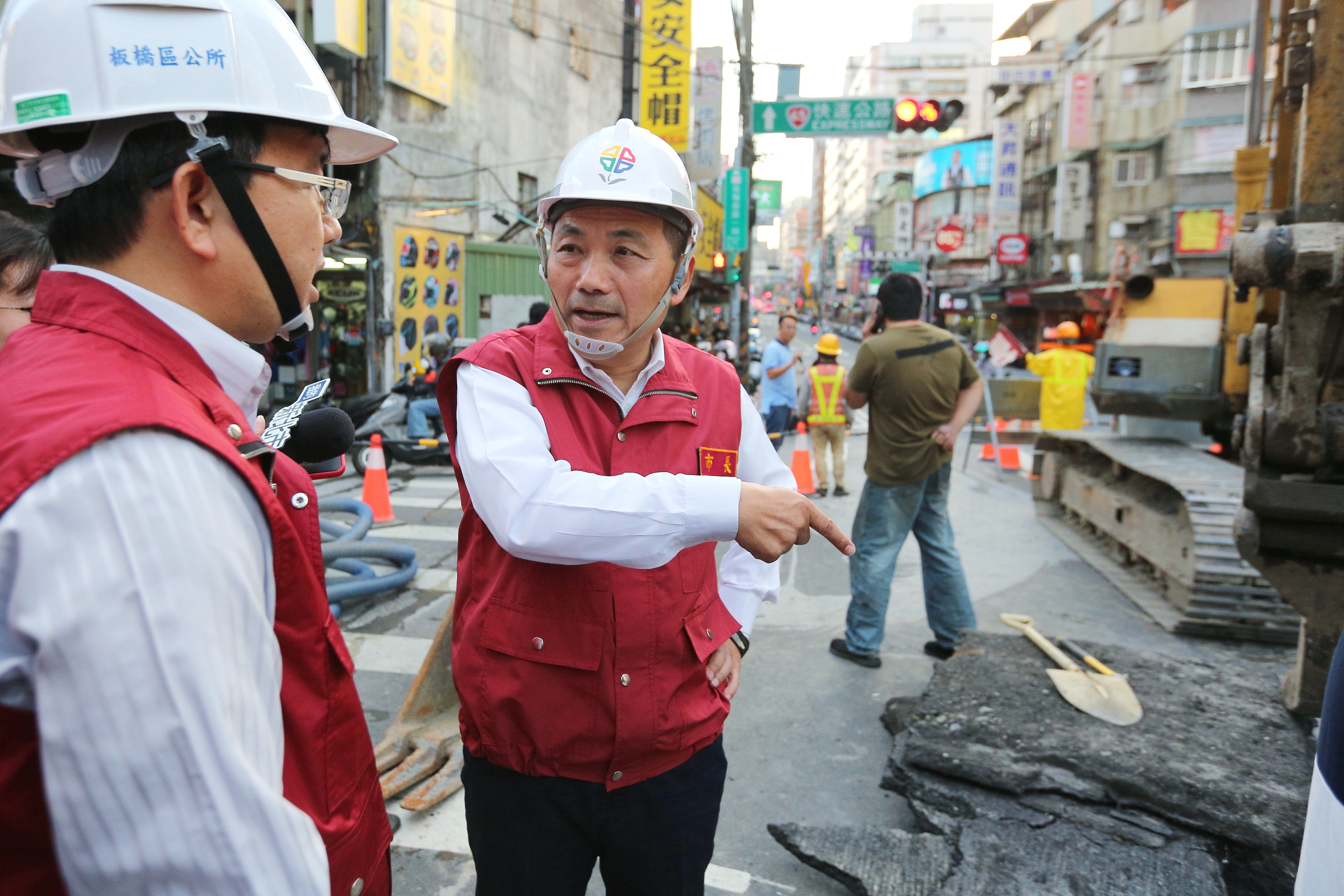 板橋市區自來水管破裂，侯友宜市長要求區公所及各單位協助因缺水造成不便的市民朋友