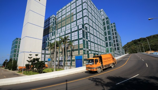 新北市八里垃圾焚化廠營運成效卓越 獲國家企業環保獎標竿組「巨擘獎」及民間參與公共建設金擘獎雙獎肯定