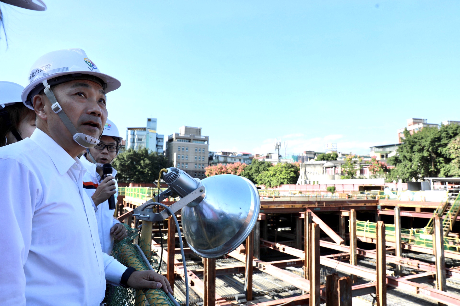 】新北市長侯友宜今天視察板橋音樂公園地下停車場工程進度