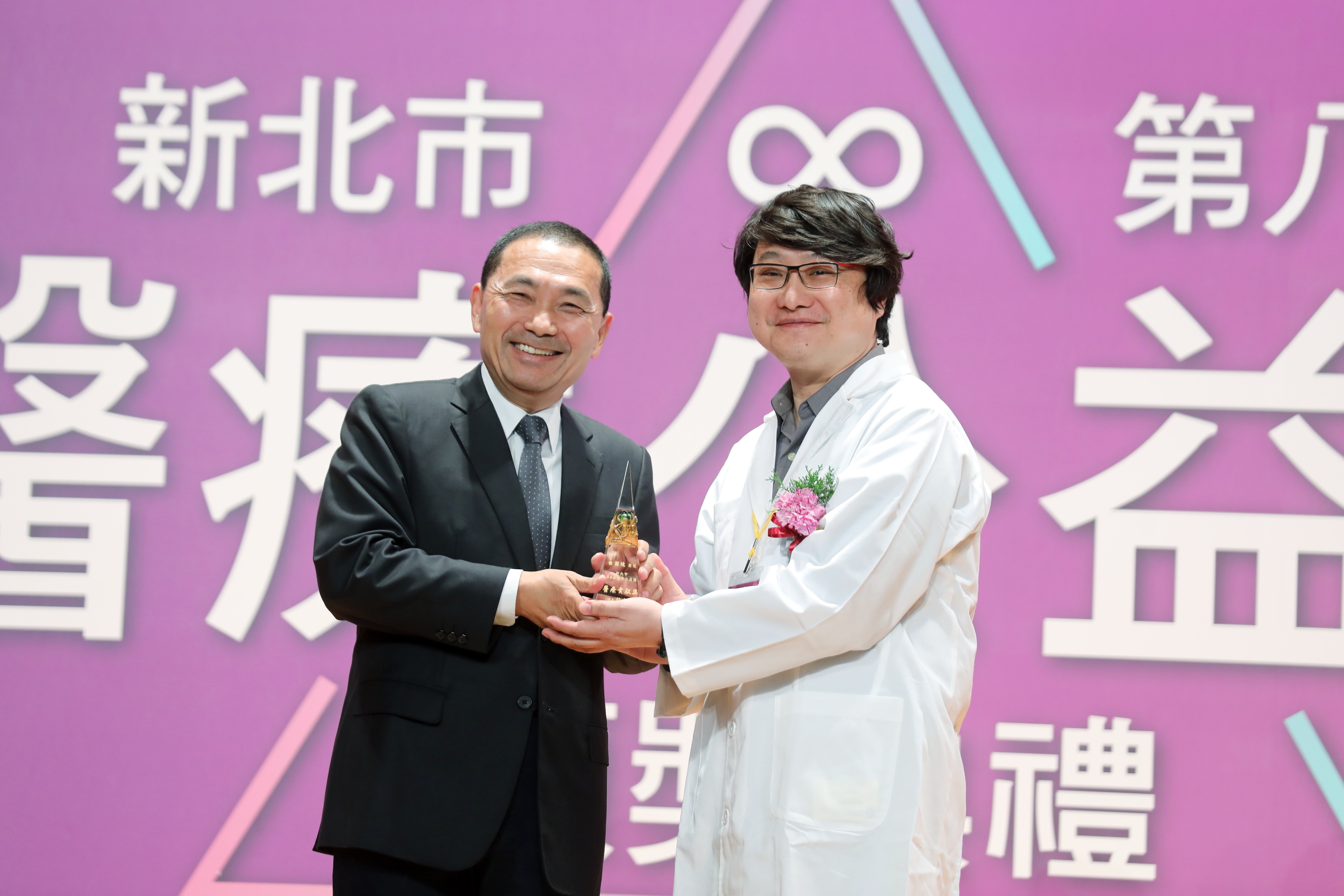 曲國棟牙醫師投身偏鄉醫療18年，榮獲新北市第8屆「醫療貢獻獎」