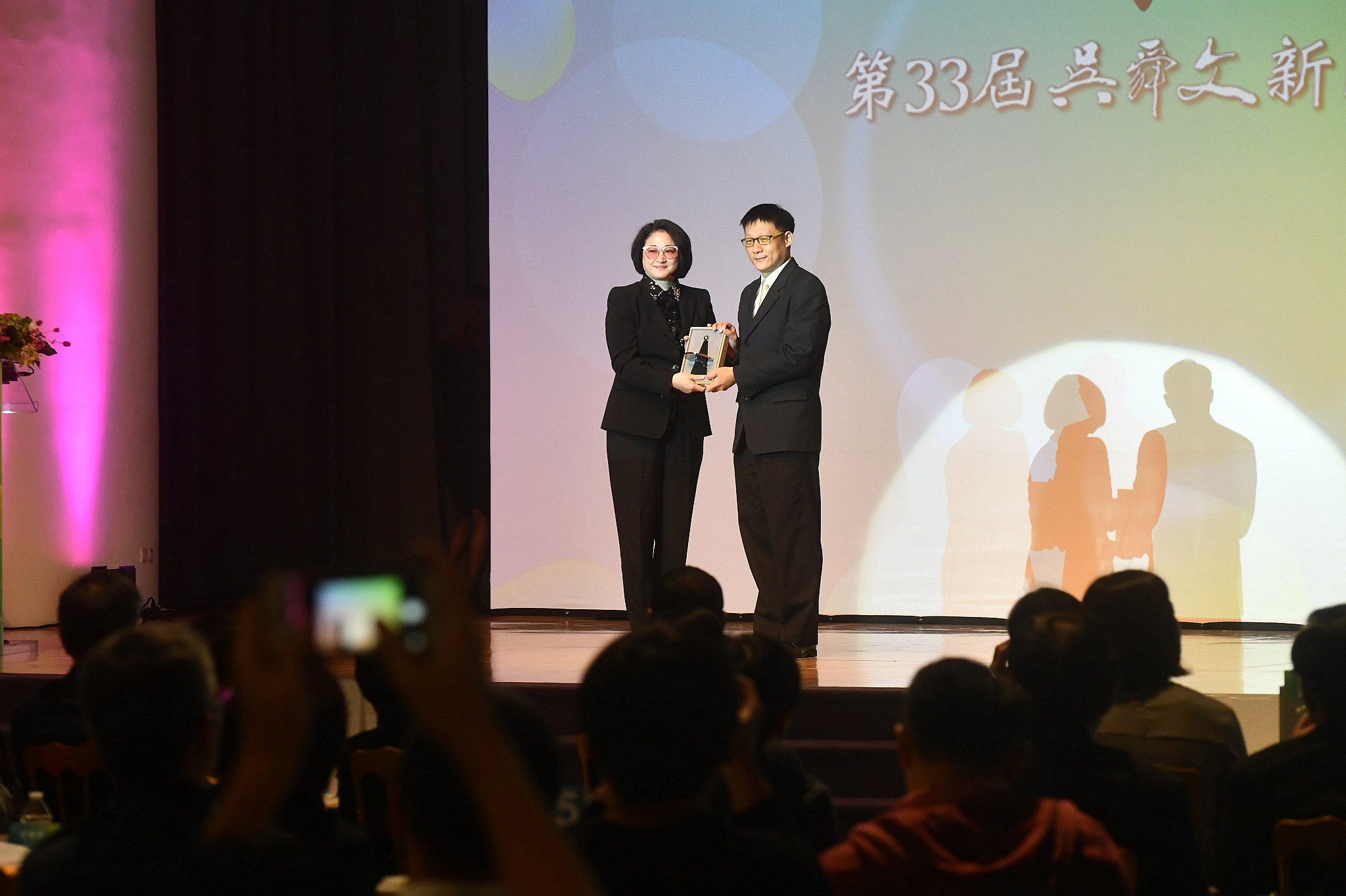 「新聞記者真的很不容易」，侯友宜表示，他當刑警時，常與記者打交道，往往記者比他更快狠準，比他更拚命，把攝影機當成衝鋒槍在扛，讓他印象深刻。