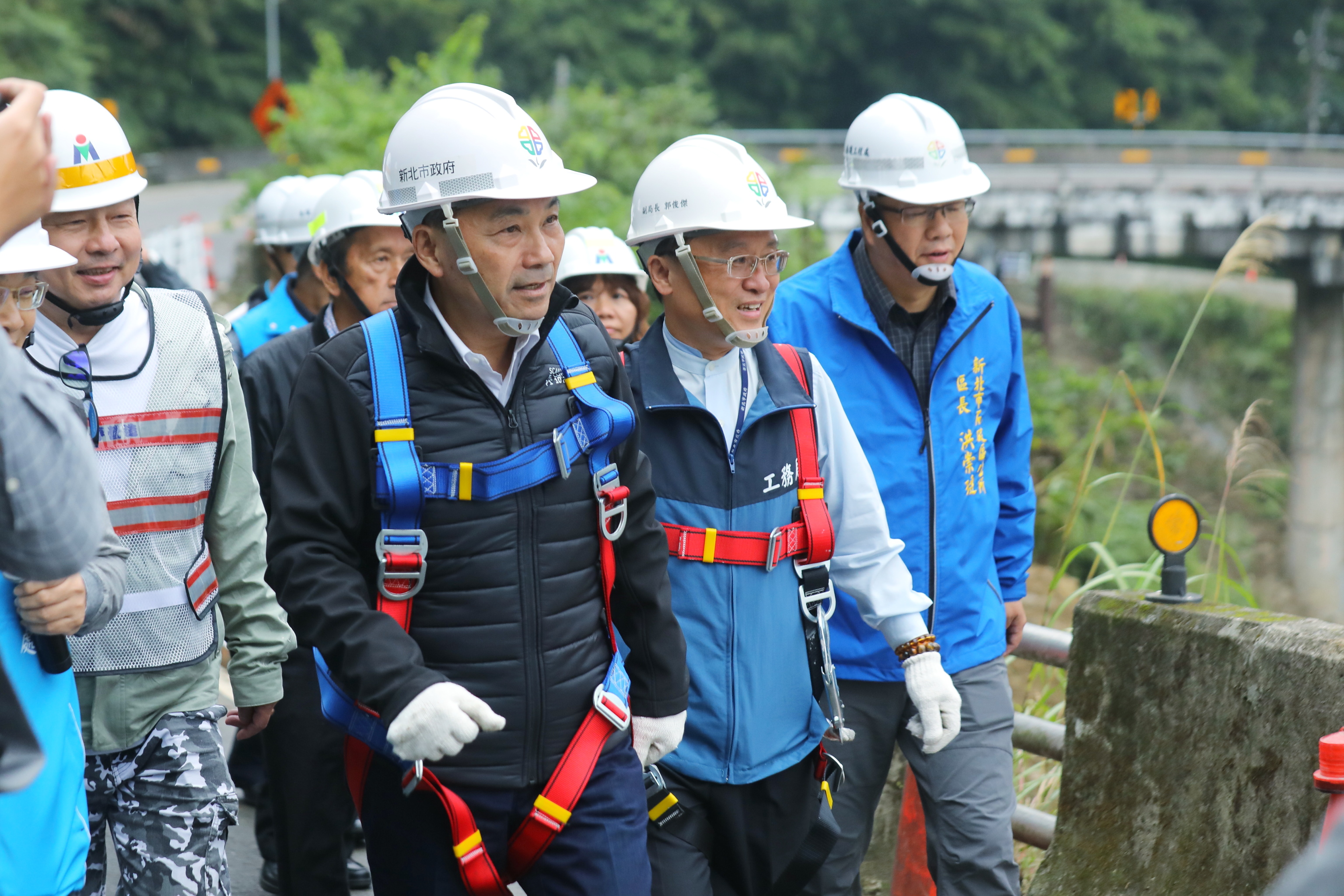 侯友宜市長關心地方建設視察石碇永定橋新舊橋工程進度