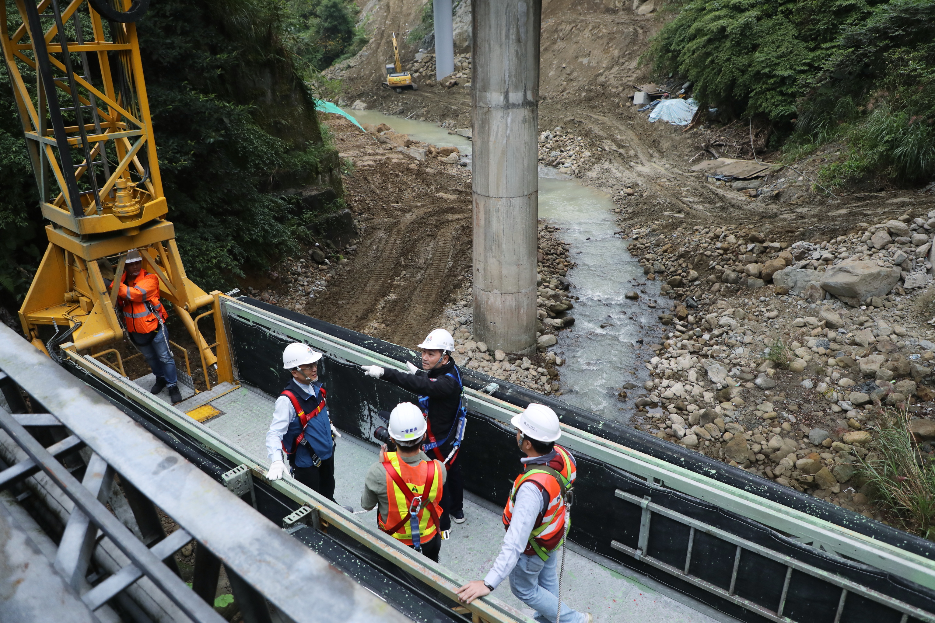 石碇區永定橋橋墩受損，侯友宜市長視察橋樑檢測作業