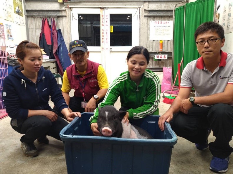 經動保處媒合飼養後原飼主和新飼主開心拍紀念照