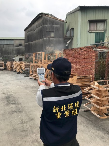 重案組同仁於現場沿路利用手持式偵測器檢測查找，逐步縮小範圍，最終於柑園街1段65巷29號巨成傢俱行廠房後方發現有污染物排出情形