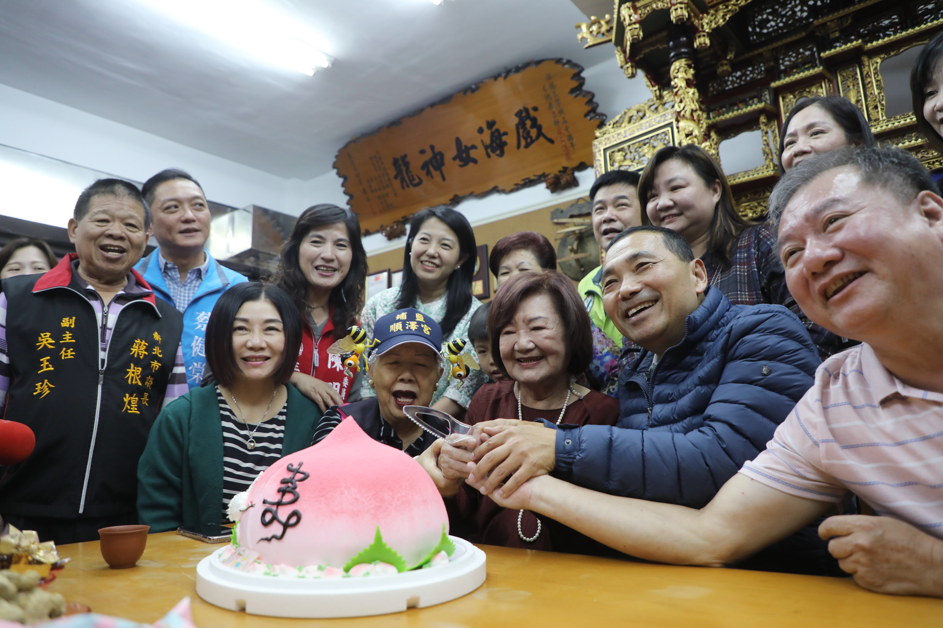 侯友宜市長拜訪第一代女演師－江賜美藝師，慶賀江大師88歲高壽。