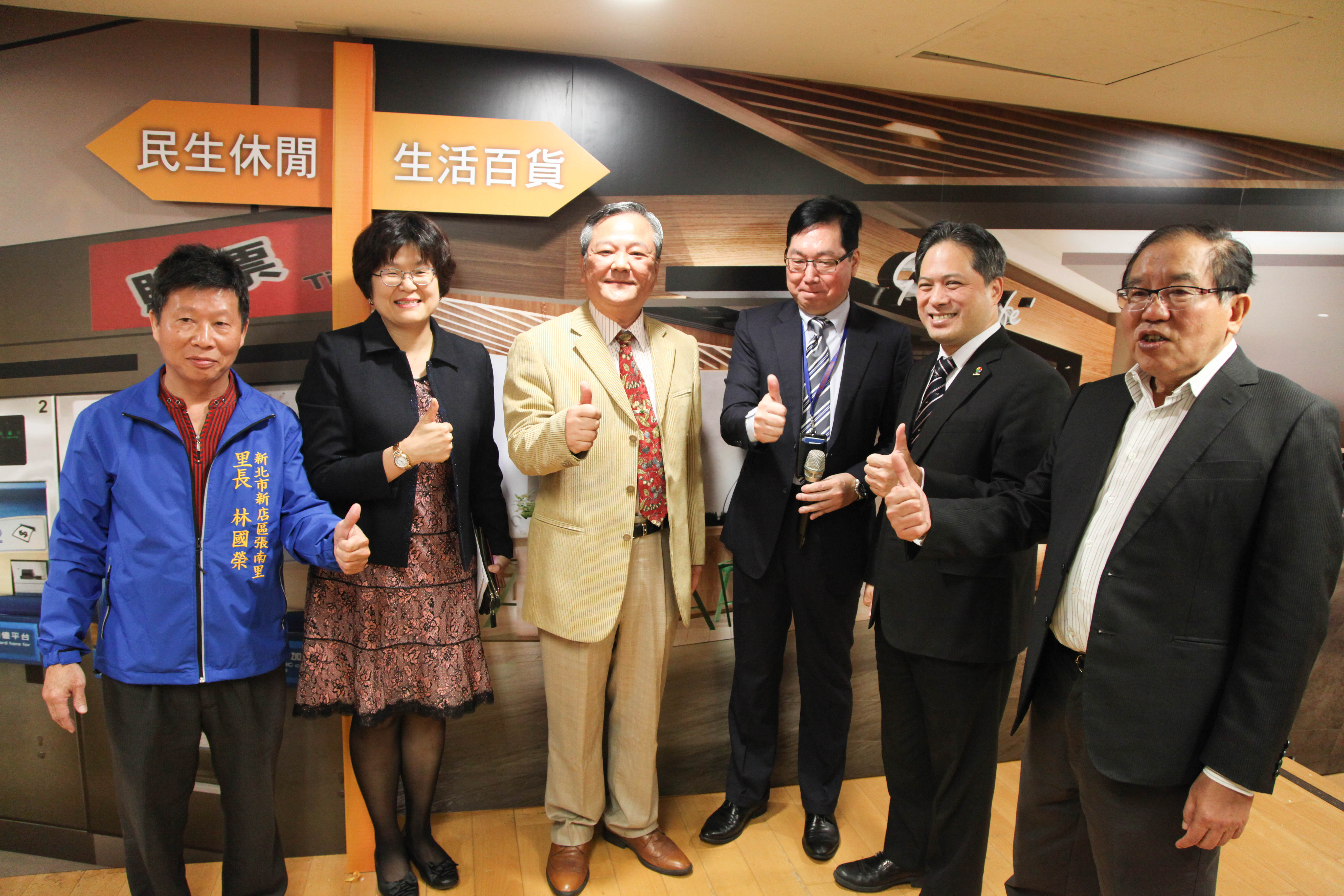 展拓管理顧李鎮宇總經理介紹未來碧潭有約商場將會搭配捷運連通道，帶來更多商機。(右2起吳明機副市長、展拓管理李鎮宇總經理)