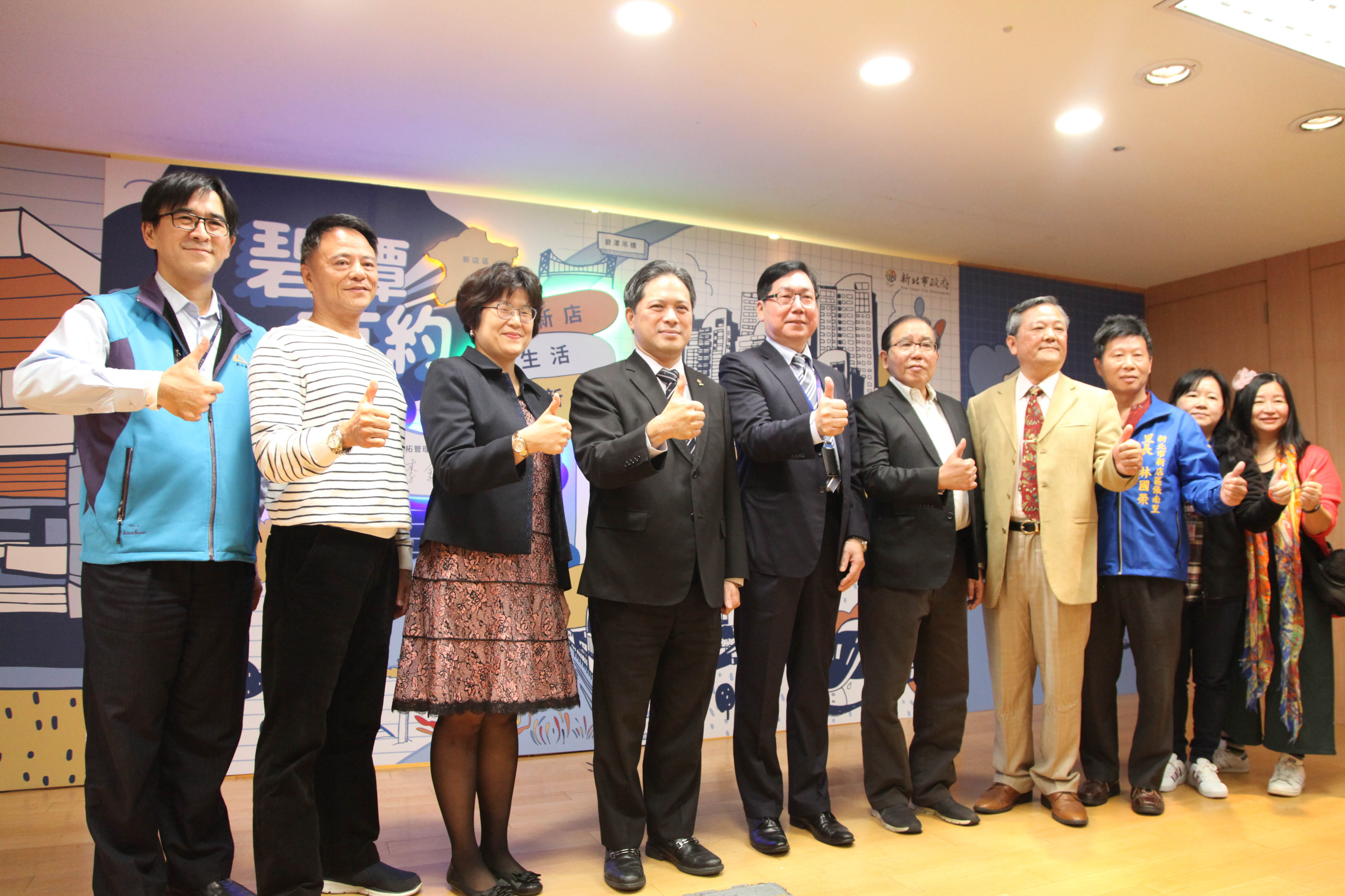 「碧潭有約市有商場」簽約儀式與會貴賓合影(左4起：吳明機副市長、展拓管理顧問股份有限公司李鎮宇總經理)