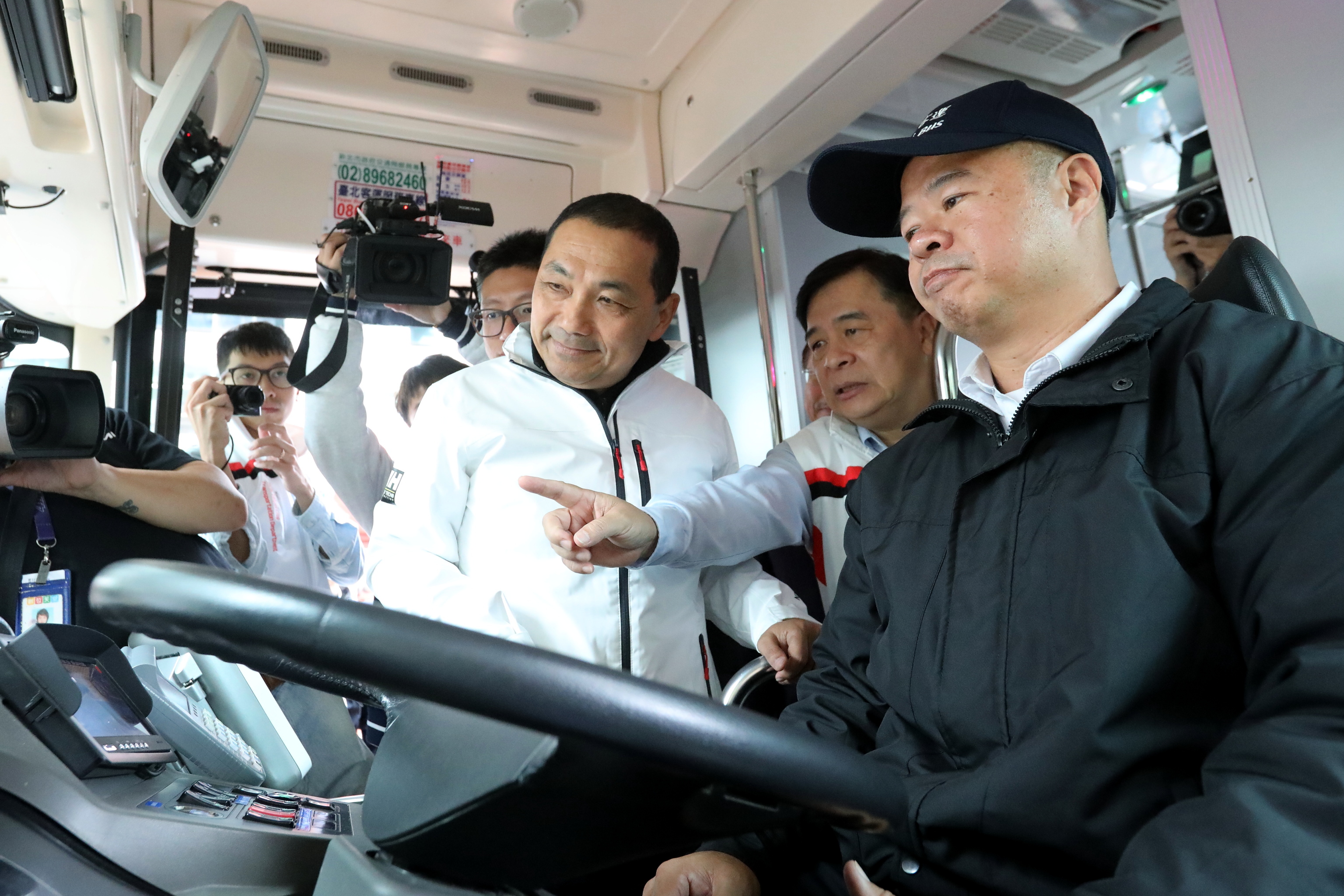 新北市公車業者配備先進輔助駕駛系統(ADAS)提升行車安全，侯友宜市長仔細聽取說明。