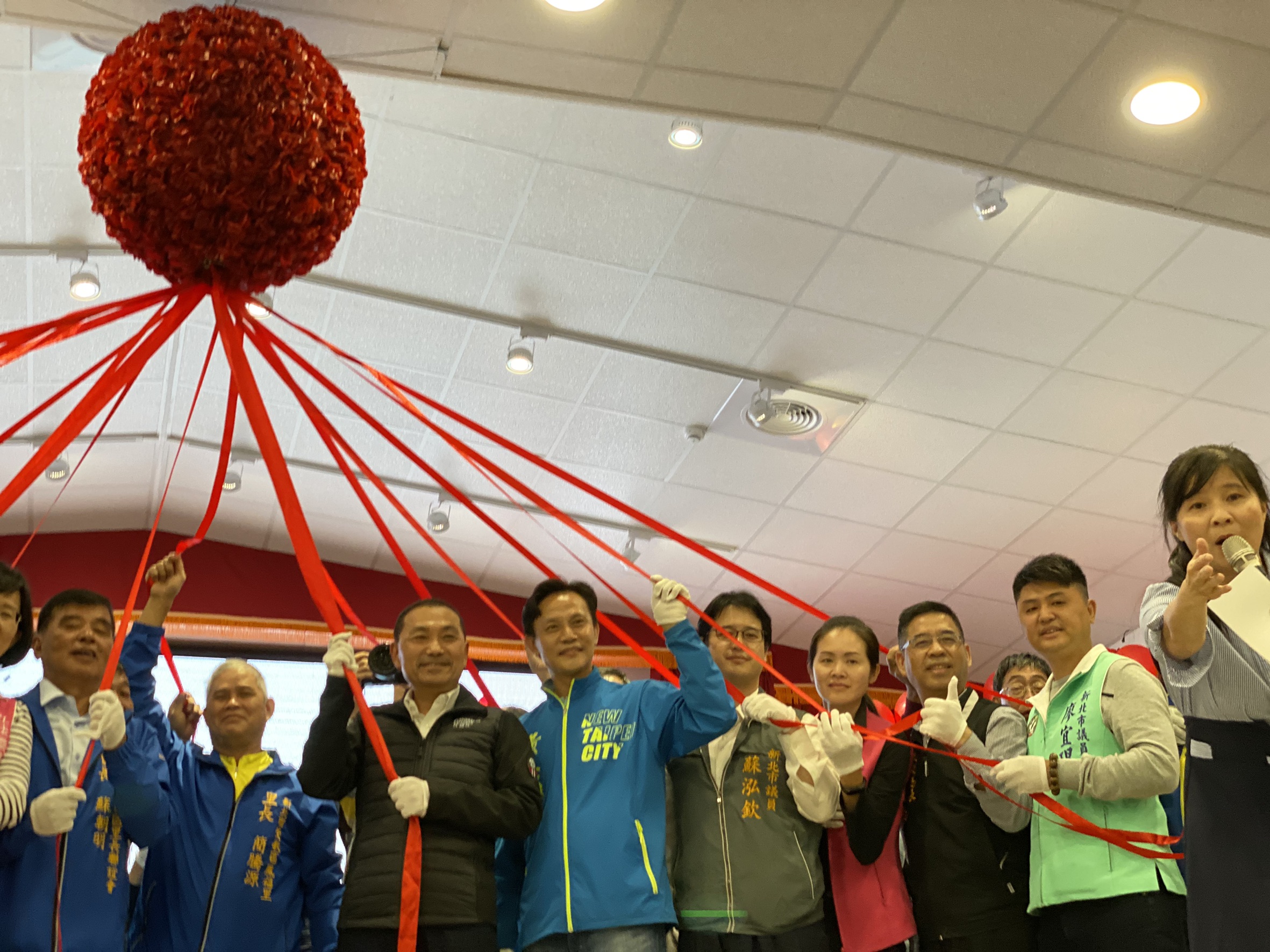 鶯歌中鶯市民活動中心今(25)日舉行啟用典禮，由市長侯友宜與地方議員、里長們共同剪綵啟用。