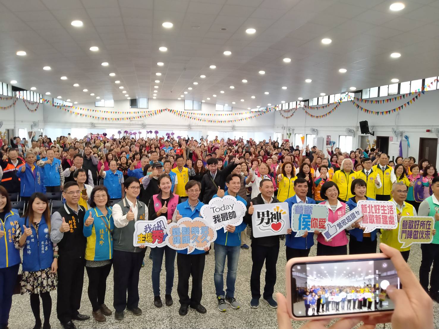 鶯歌中鶯市民活動中心今啟用，市長侯友宜與在地鄉親一起歡喜入厝。