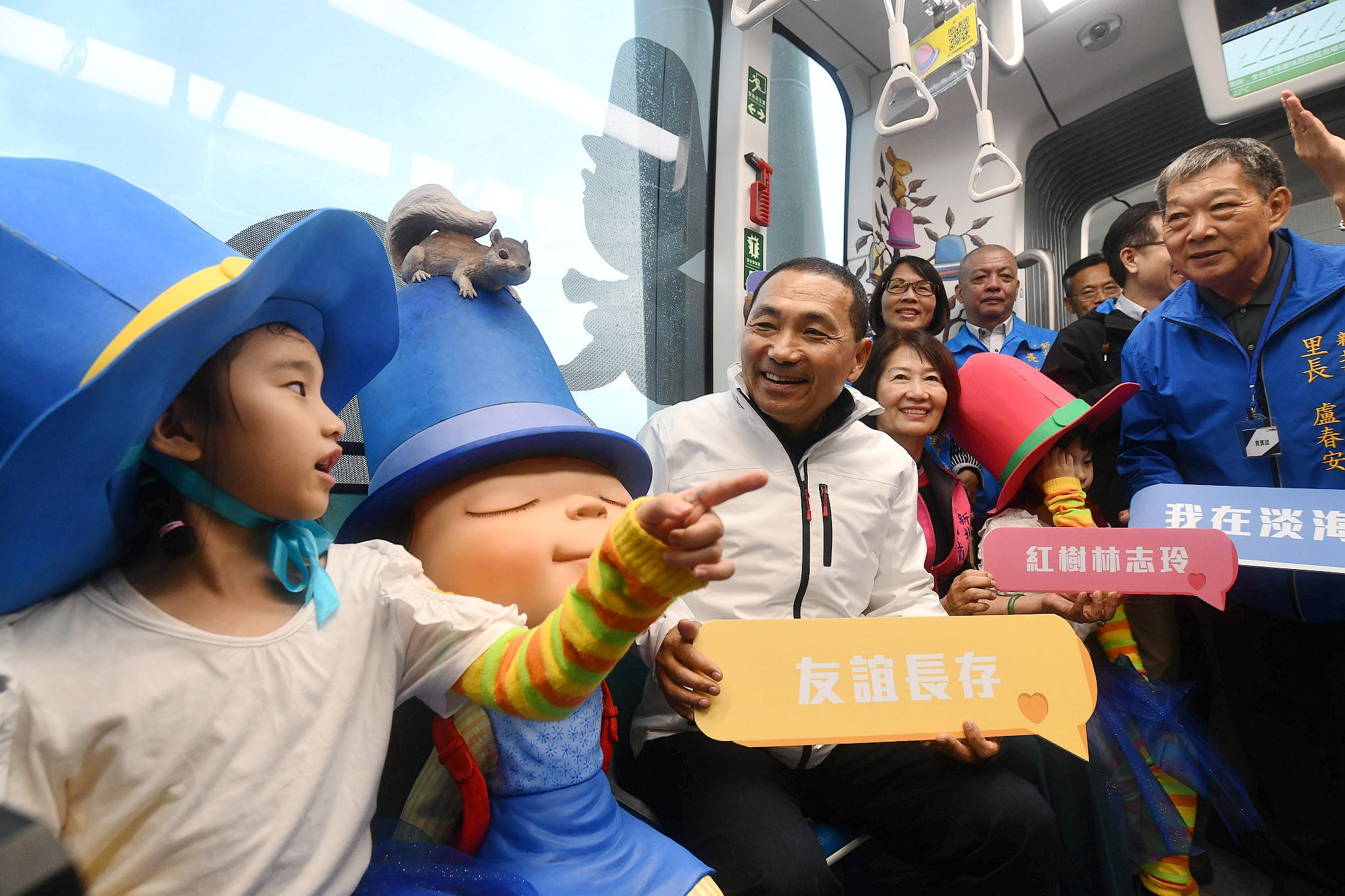 車廂內設置幾米繪本中各角色與場景的裝置藝術，彷彿走進繪本世界裡