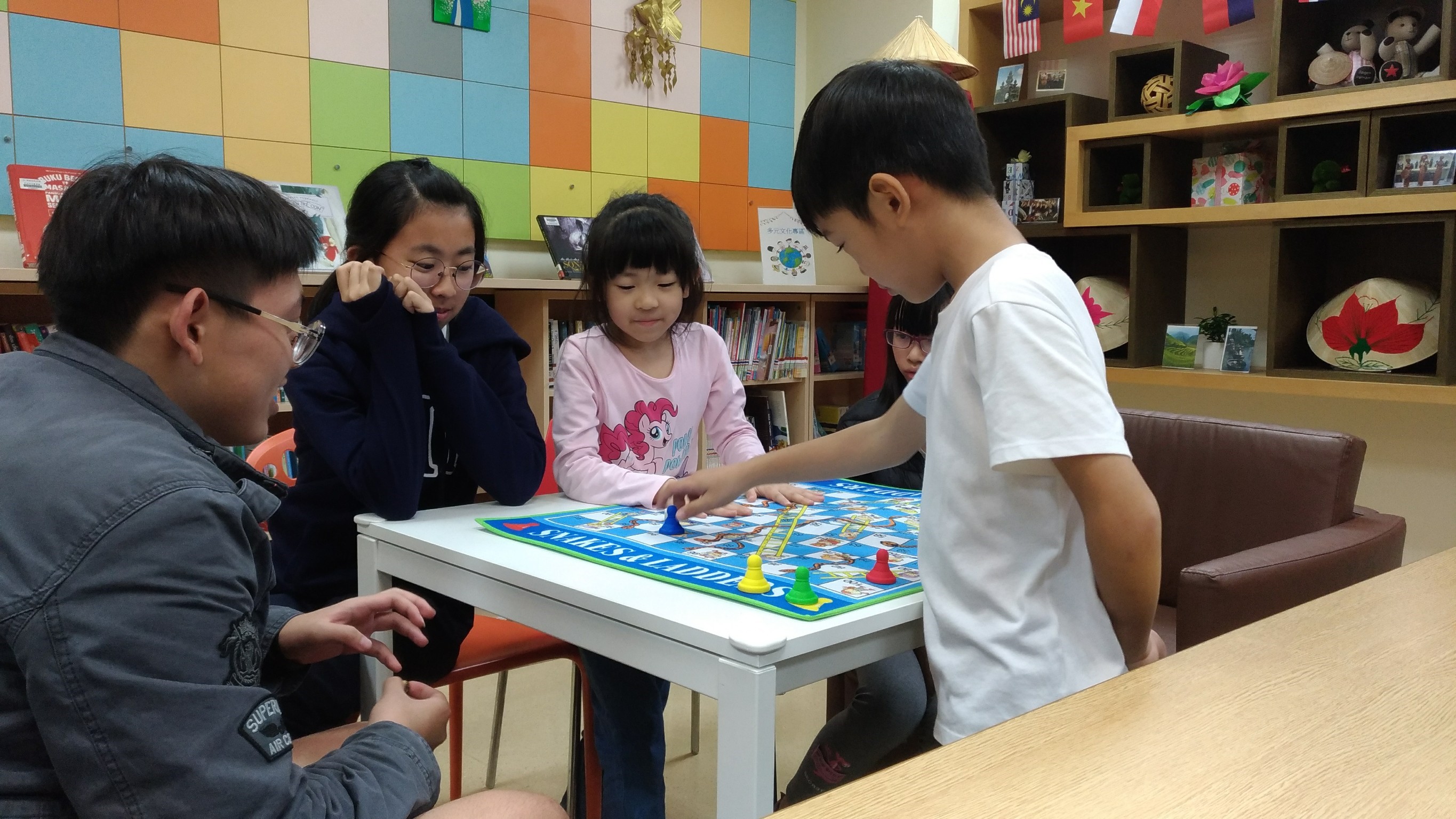 迎接12月即將到來的國際移民日，新莊裕民分館特別推出一系列「多元文化好好玩」活動，帶大小朋友認識新住民朋友的遊戲文化
