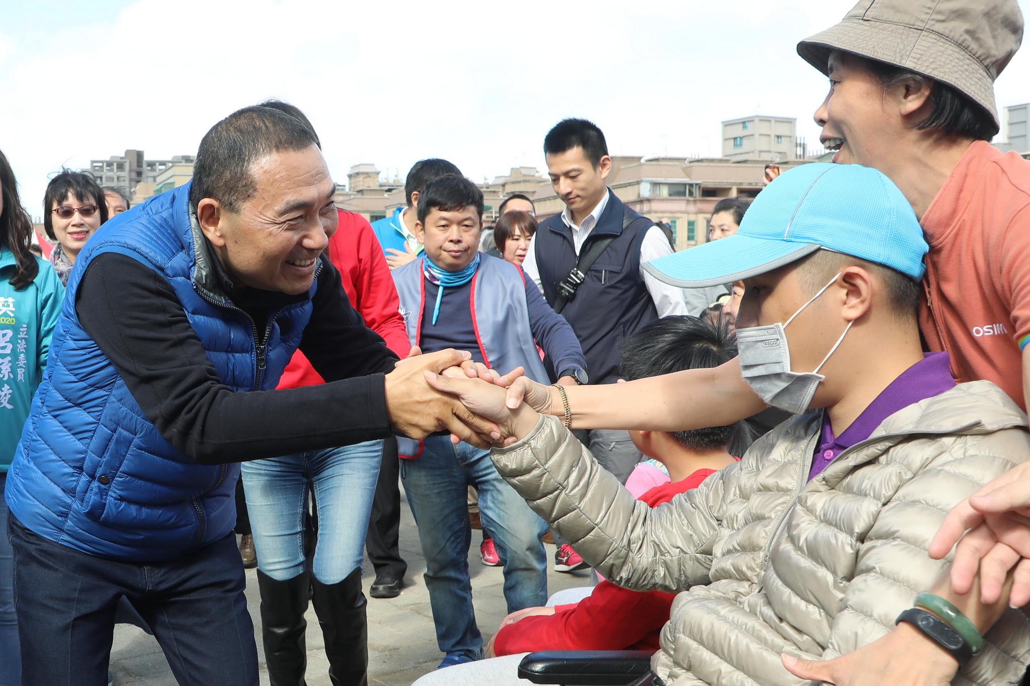 侯友宜市長出席主持林口國民運動中心啟用營運典禮，與民眾握手致意