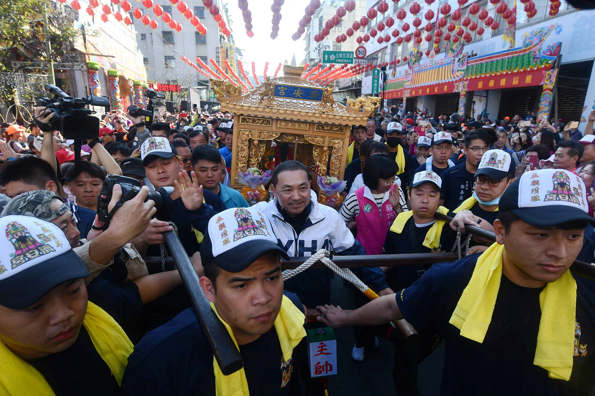 侯友宜前往參拜，扶鸞起轎繞境，祈求國泰民安、風調雨順。