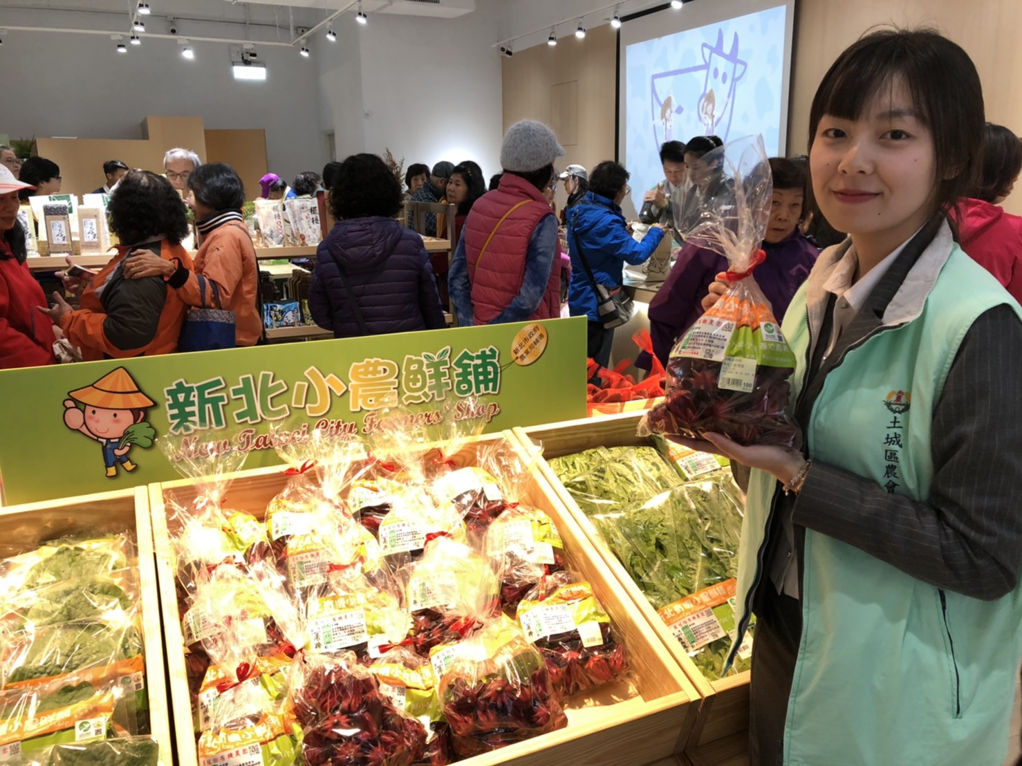 土城區農會成立的「農村社區小舖」內販售小農生產新鮮蔬果，有農業局的把關讓民眾吃得安心