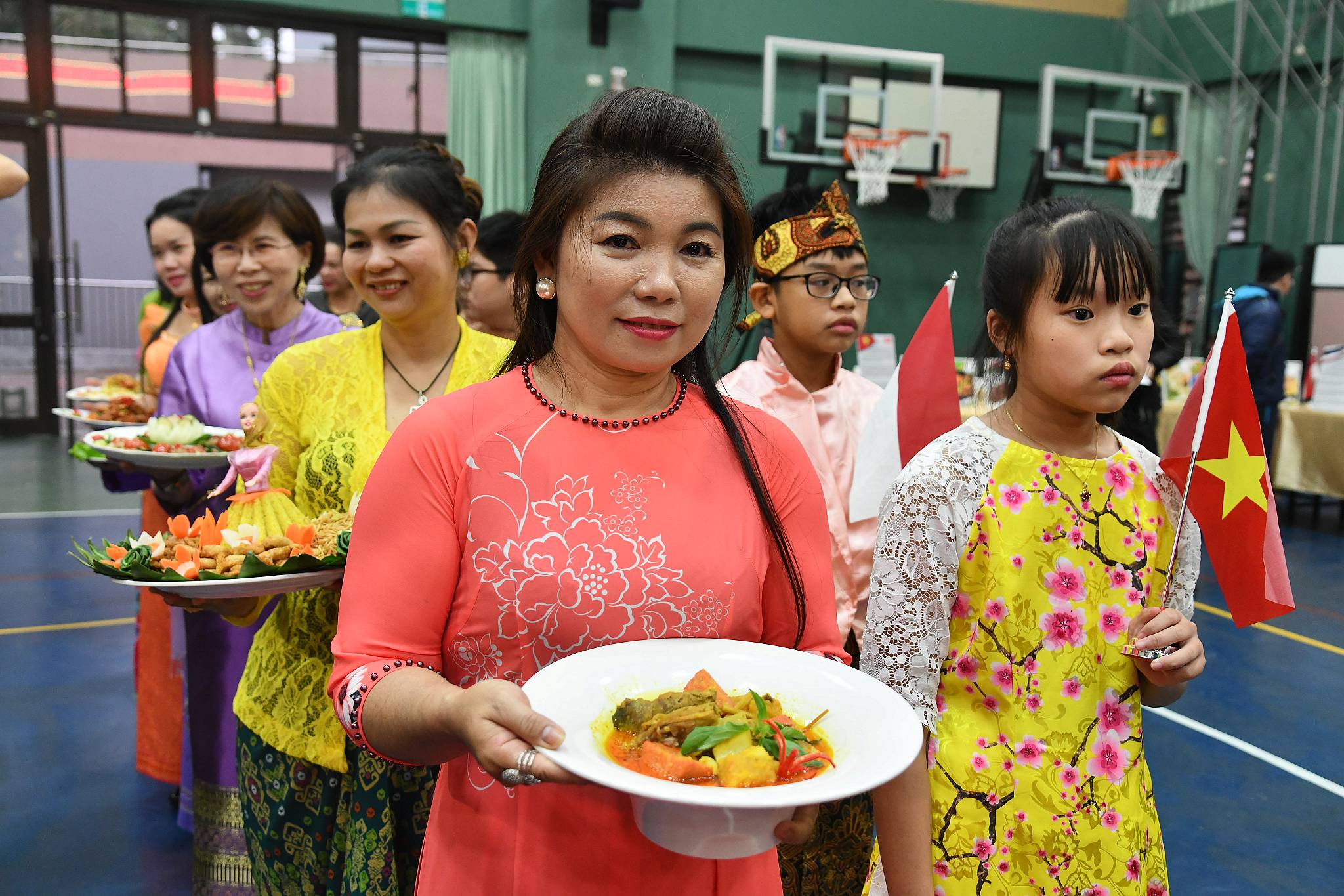 7國新住民姊妹身著傳統服飾，端出各國傳統佳餚。