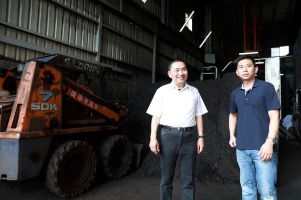 侯友宜市長至洗衣場關心能源轉型中的業者，透過工業鍋爐燃煤退場政策，守護市民的健康