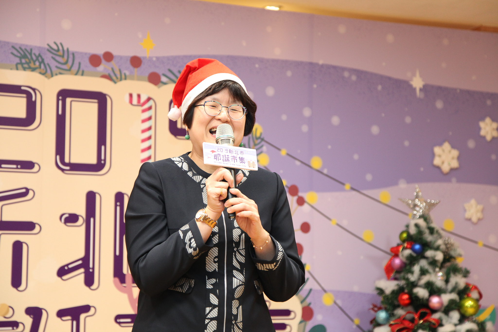 經發局長何怡明盼耶誕市集可以吸引眾多人潮參與並創下攤商銷售佳績