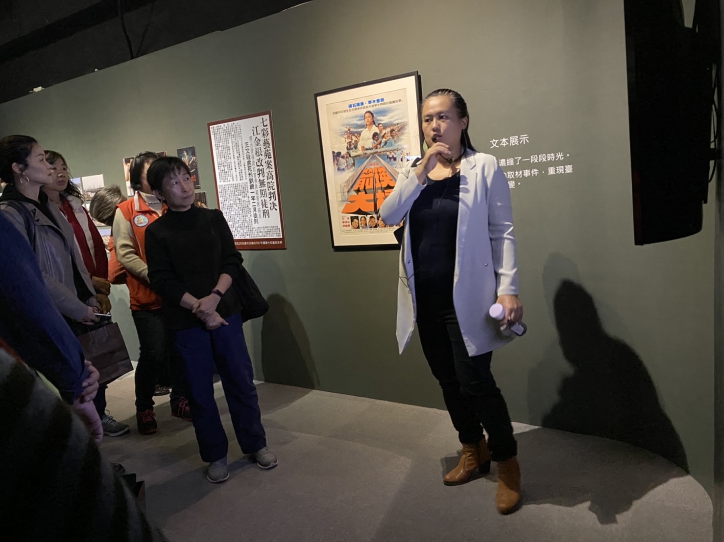 策展人陳潔瑤導演為與會嘉賓導覽展覽內容