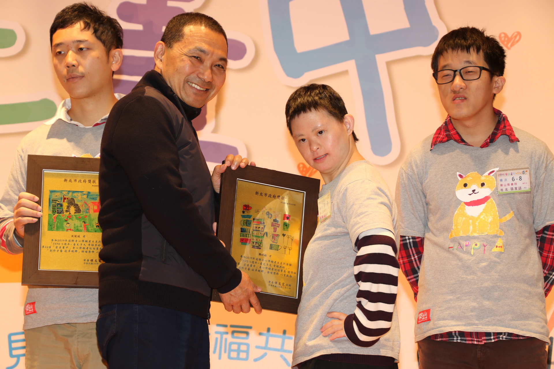 樂山教養院的張婷貽以「下午茶時光」獲獎  他在台上受獎時超開心的