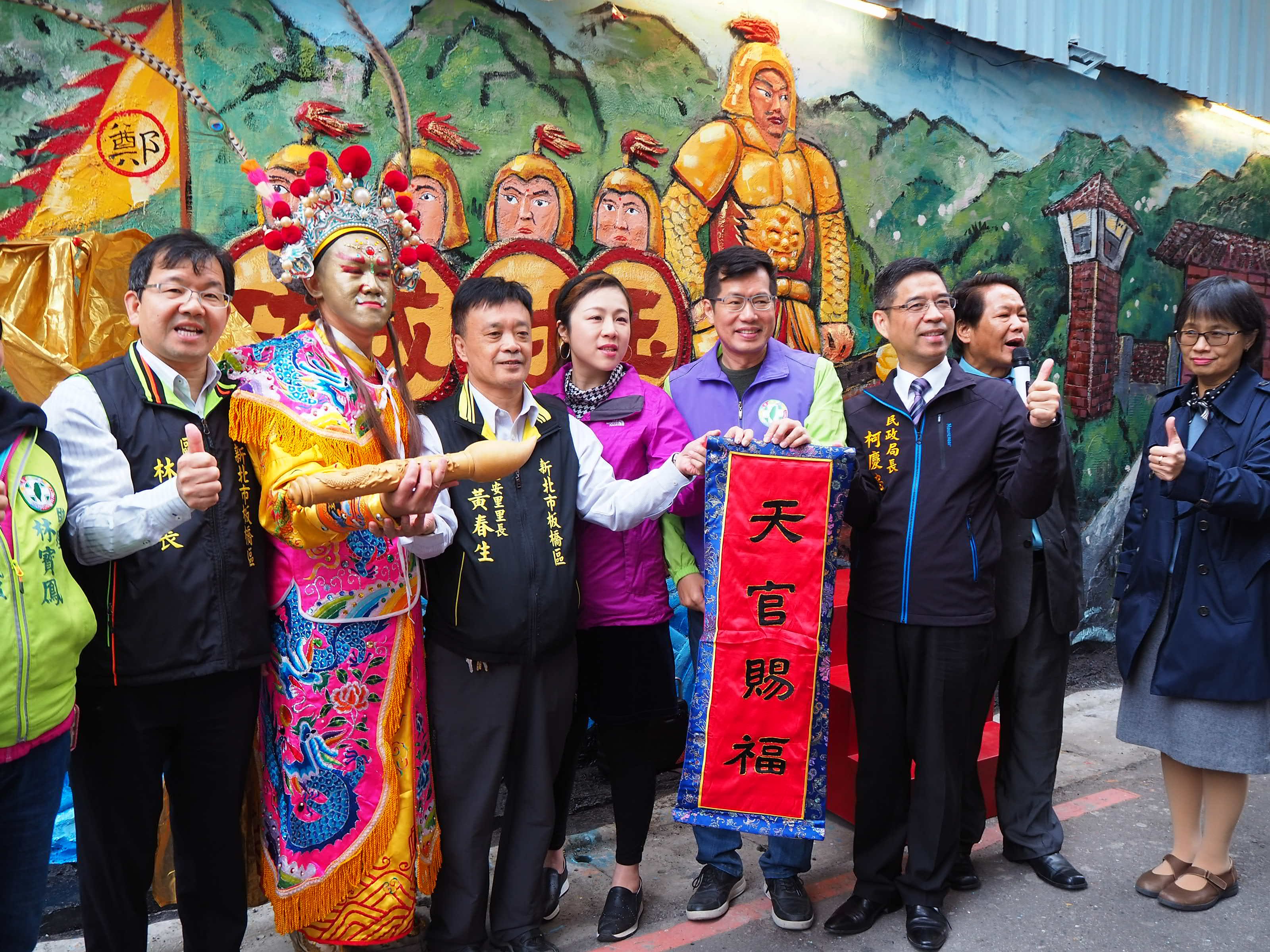 為美化巷道景觀，板橋區公所媒合台藝大師生與在地里民志工在大觀路二段148巷口延義宮牆面。
