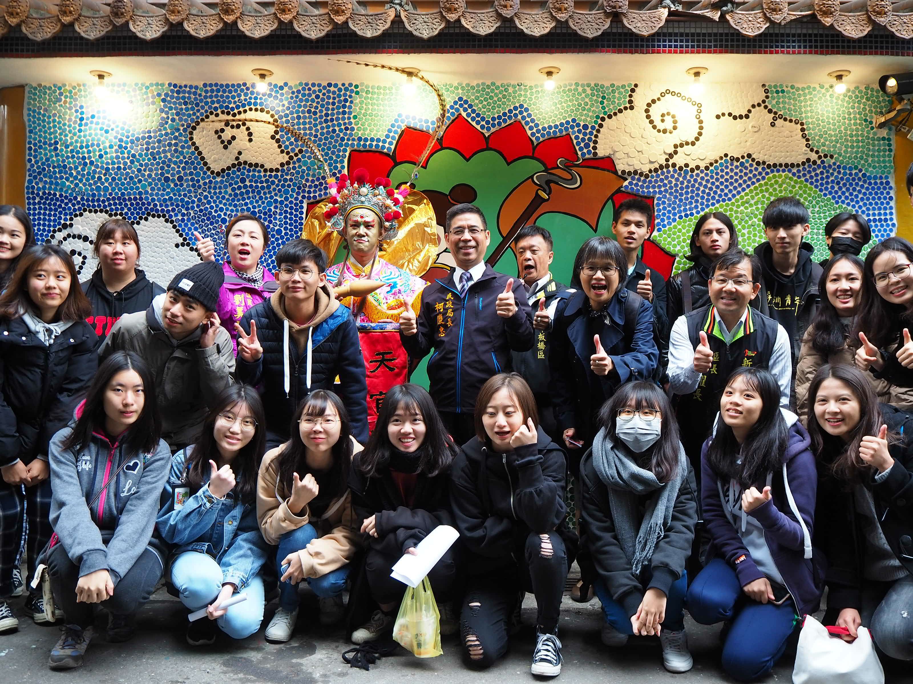 板橋區公所媒合台藝大師生與在地里民志工，運用回收廢紙等素材混合水泥，打造長達13公尺的巨幅彩繪浮雕。