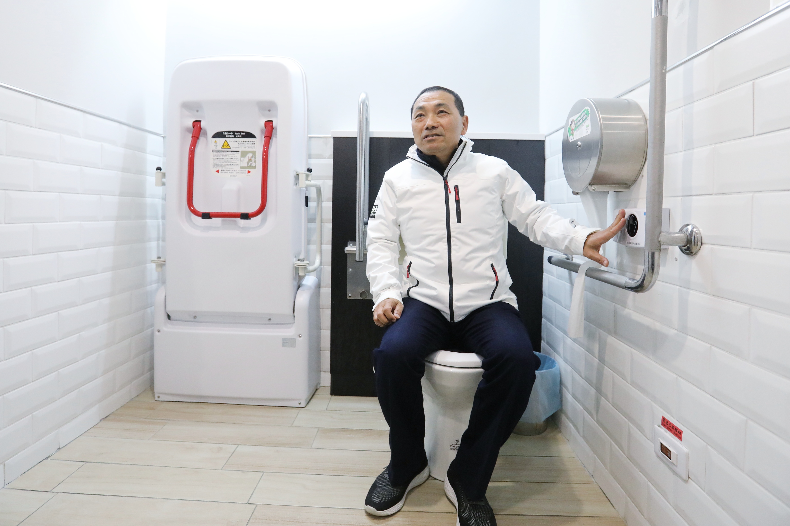 新北市市民廣場性別友善公廁寬敞明亮，針對不同性別、親子及長輩提供更完善的無障礙廁所