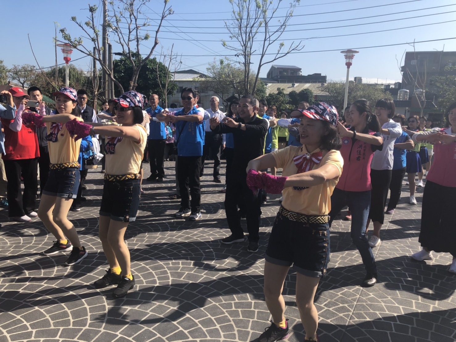 新北市長侯友宜與山佳地區媽媽們在鹿角溪公園第三期跳健身操