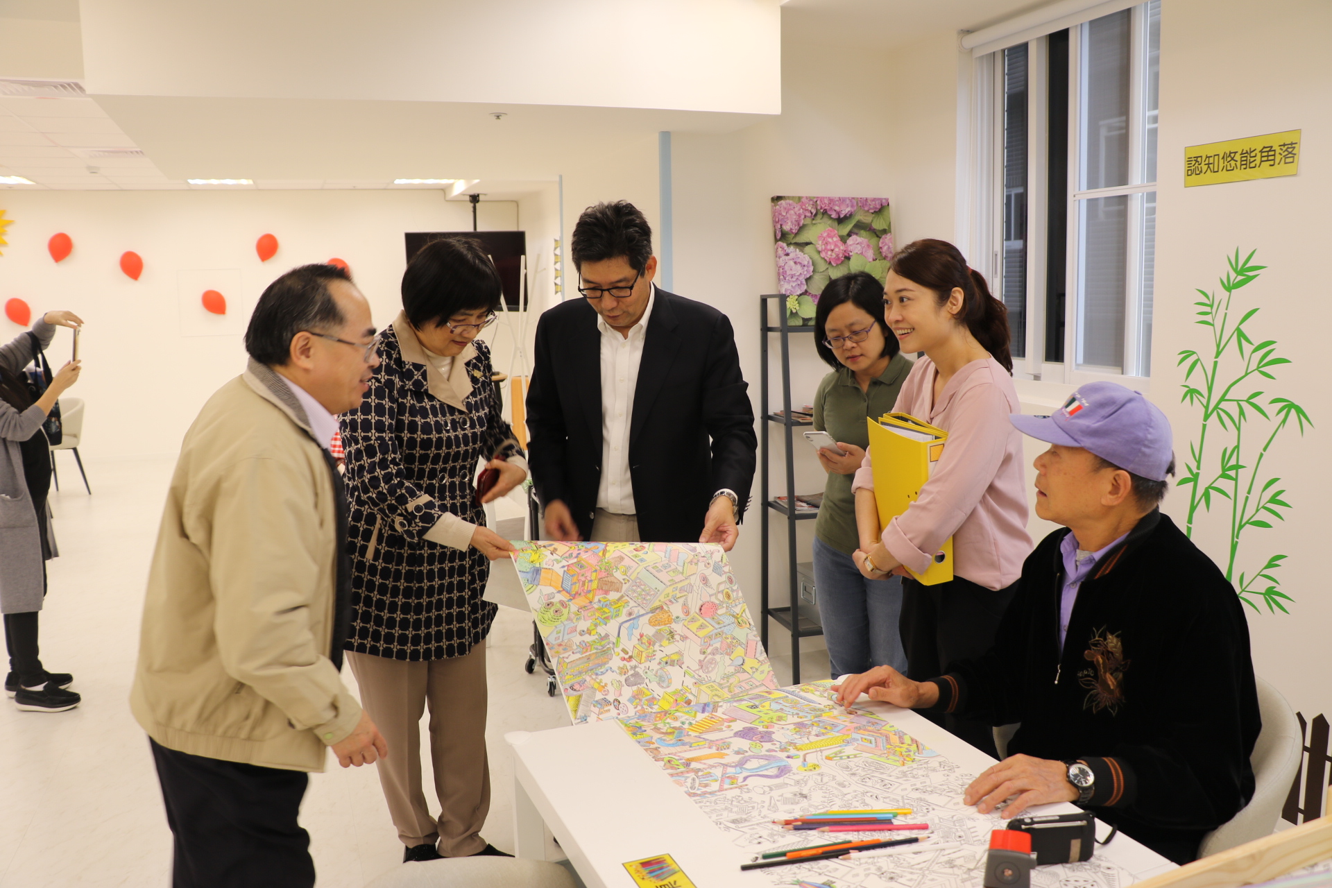 今年75歲的蔡阿伯喜歡塗鴉  將一長軸彩繪得繽紛絢麗