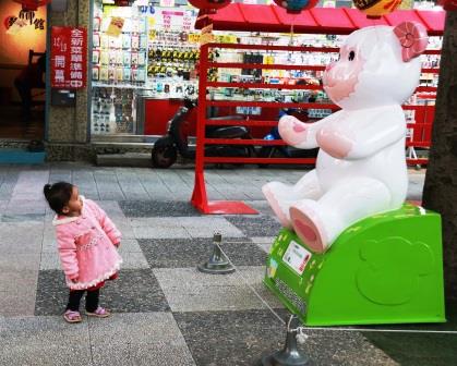 現場幸福祈願牆在羊寶寶造型泰迪熊旁，民眾可以在祈福卡寫下2020年新願望，為自己、家人朋友祈福許願。