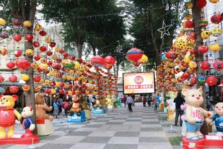 18隻泰迪熊即日起在樹林火車站後站廣場展出。