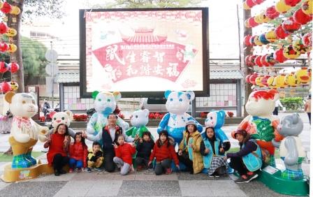 18隻泰迪熊吸引遊客拍照留念，展期至109年2月9日止。