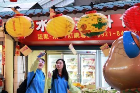 後站廣場燈會設置880個獲獎彩繪花燈牆高掛廣場兩側，讓許多經過的人都停下腳步欣賞。