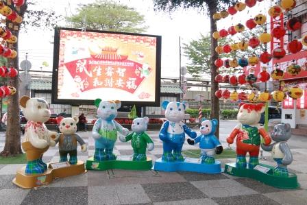 身上有春、夏、秋與冬四季造型泰迪熊，是首度展出的泰迪熊亮點之一。