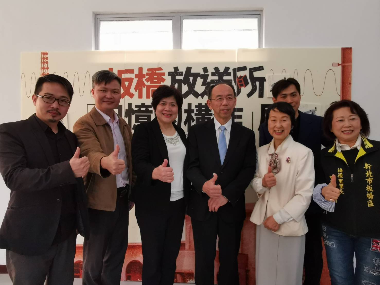 新北市文化局翁玉琴主秘(左三)與栗山郡一孫女(右三)及外孫(右四)等嘉賓合影