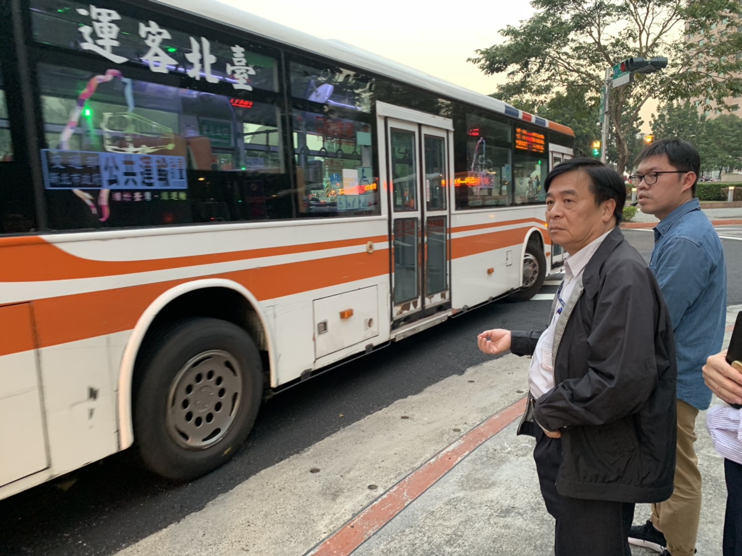 鍾局長今天傍晚視察公車專用道標誌號誌等相關設施是否妥善1