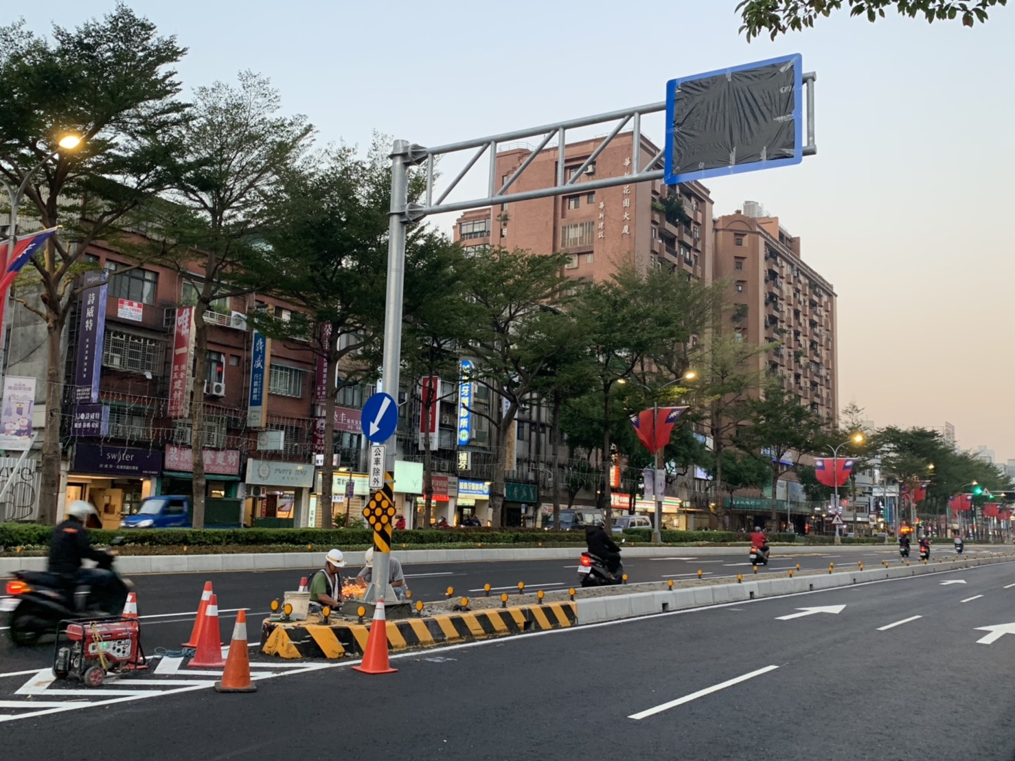 鍾局長今天傍晚視察公車專用道標誌號誌等相關設施是否妥善2