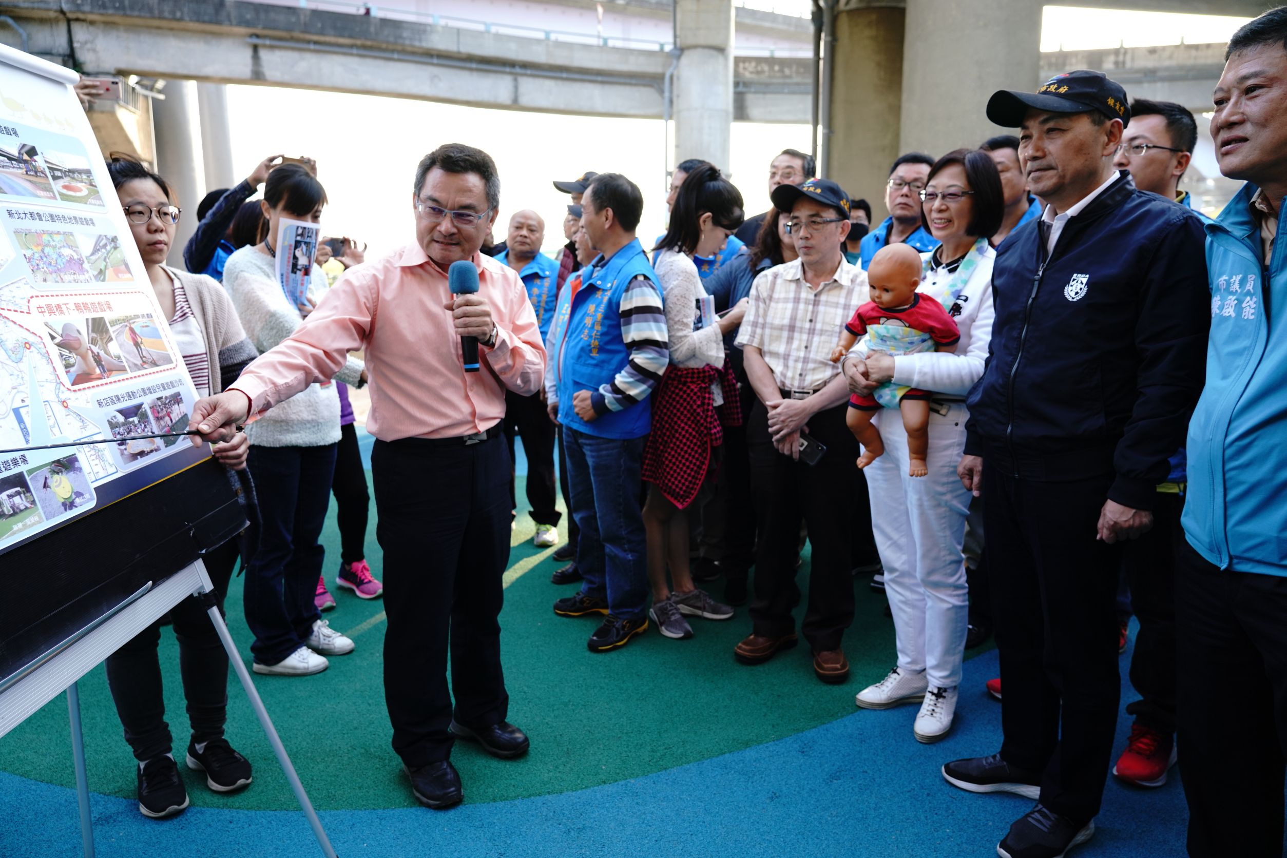新北市長侯友宜於12月16日視察中興橋下鴨鴨遊戲場工程