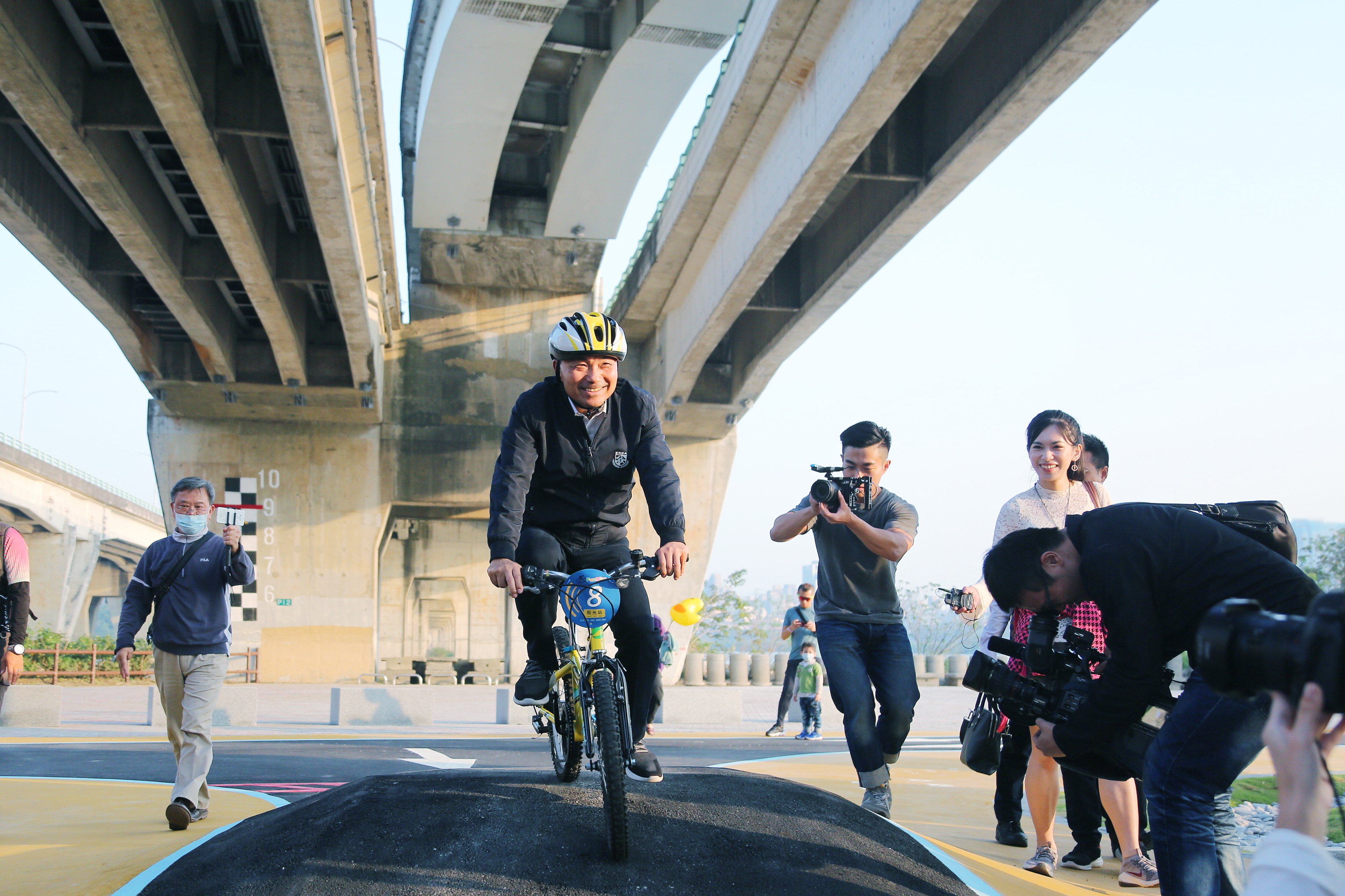 「鴨鴨遊戲場」體驗之旅，侯友宜市長試騎不同坡度設計的自行車道