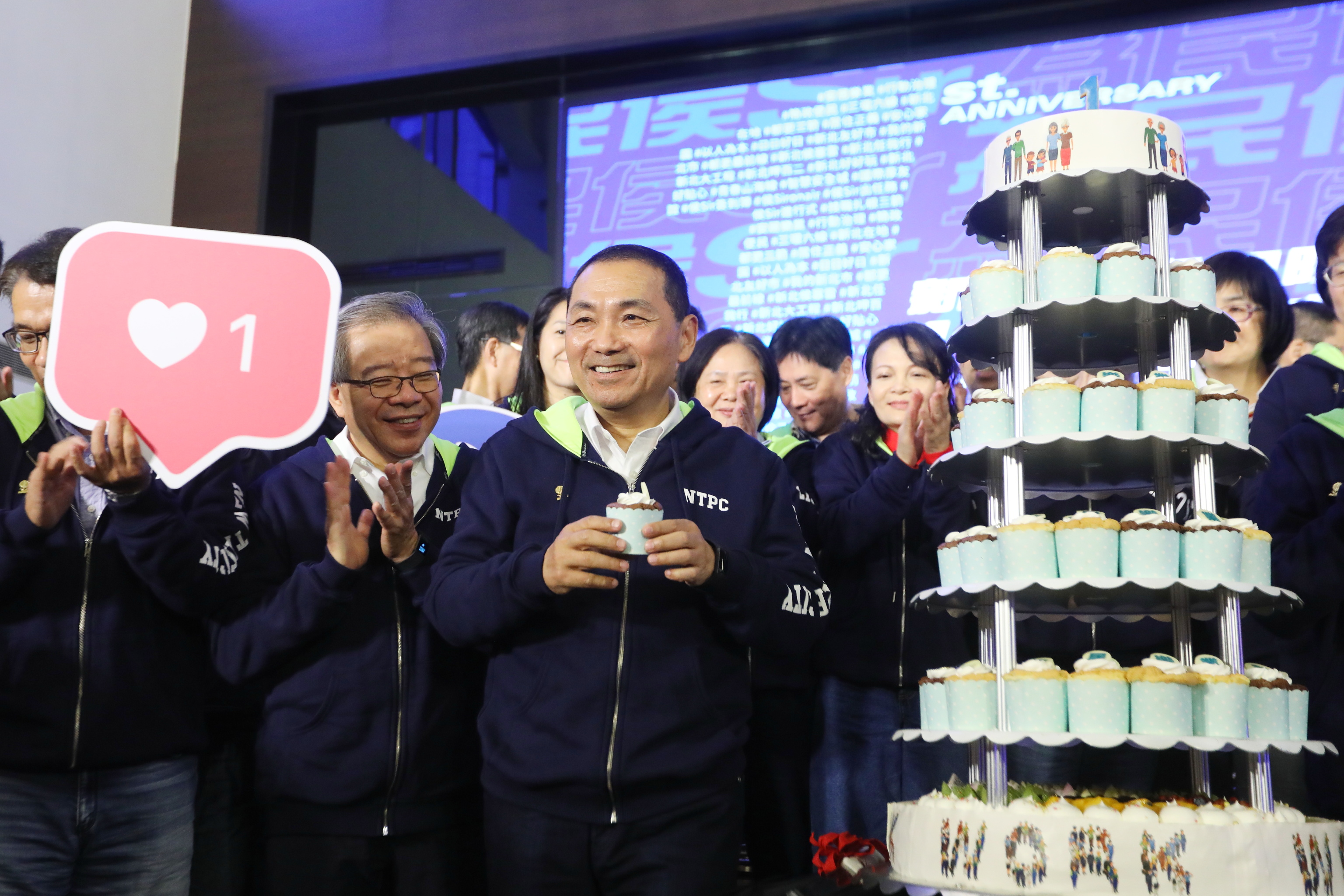 「為民侯Sir-向市民報告」一週年記者會，侯友宜市長與局處首長一同切蛋糕祝賀。