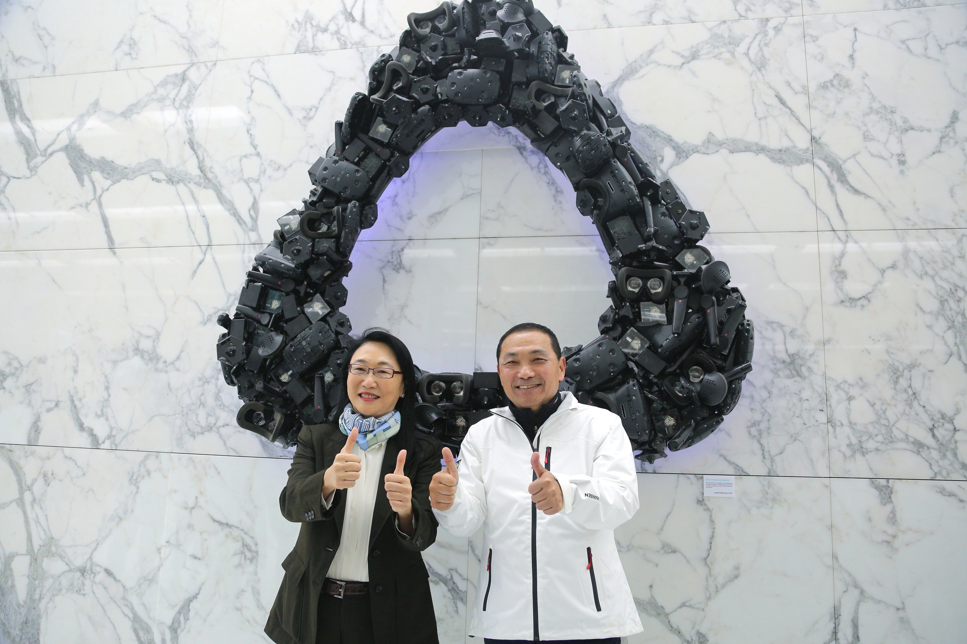 侯友宜市長參訪HTC，由董事長王雪紅陪同參觀公司