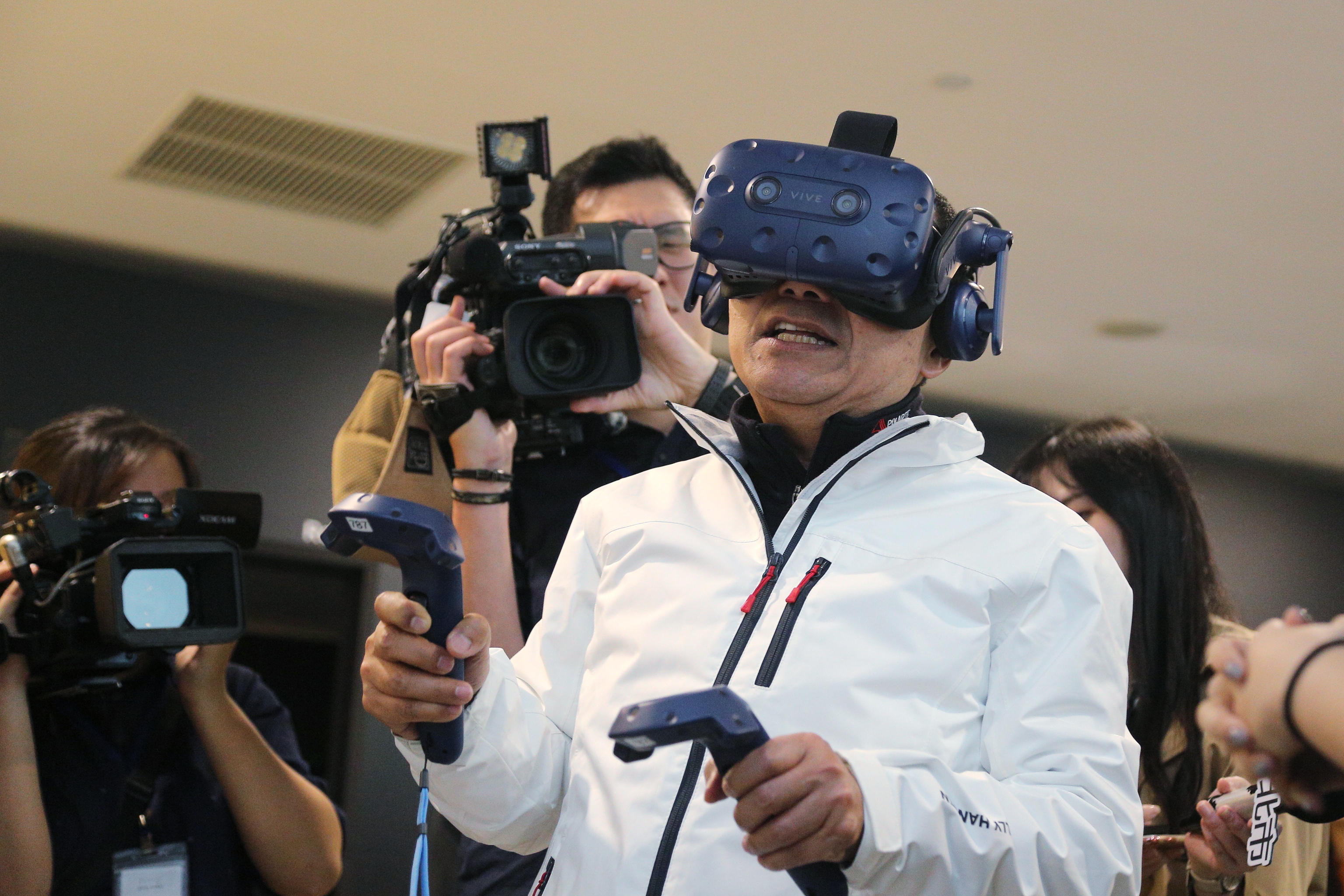侯友宜市長實際體驗VR，期許結合HTC VIVE技術應用在藝術、醫療及災防等各領域