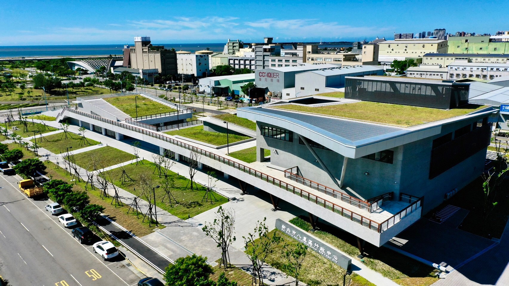 八里行政大樓位於十三行博物館旁的嶄新建築，以疊層起伏的觀音山及風帆船為意象，有八里區公所、環保局八里區清潔隊及五股戶所八里區所等單位進駐，周邊更有充足的汽機車停車位，讓民眾洽公更方便。