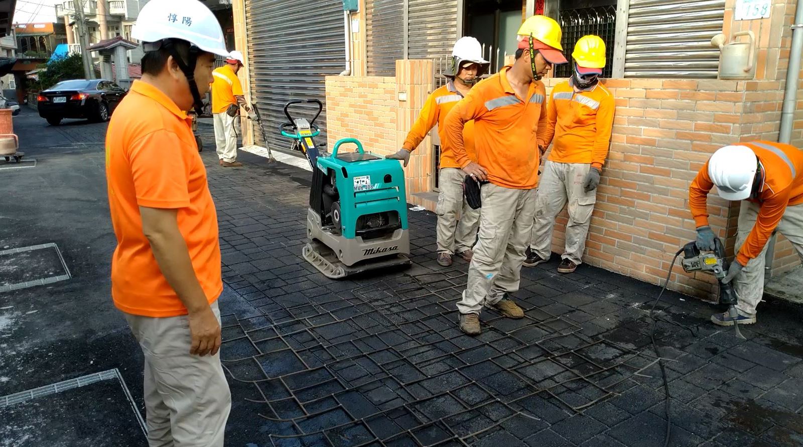 區長陳國欽前於7月份慰問道路瀝青押花工程施作同