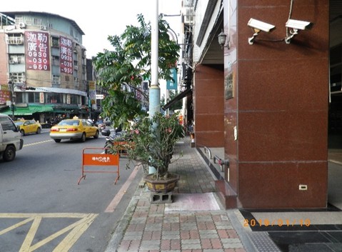 汐止區秀峰高中周邊人行道改善前通行不夠順暢